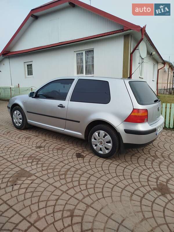 Хетчбек Volkswagen Golf 2003 в Шептицькому