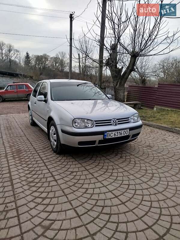 Хетчбек Volkswagen Golf 2003 в Червонограді