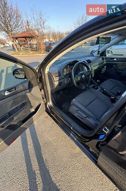 Хэтчбек Volkswagen Golf 2005 в 