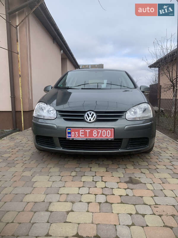 Хэтчбек Volkswagen Golf 2005 в Ровно