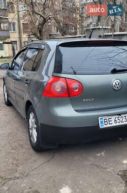 Хэтчбек Volkswagen Golf 2005 в Николаеве