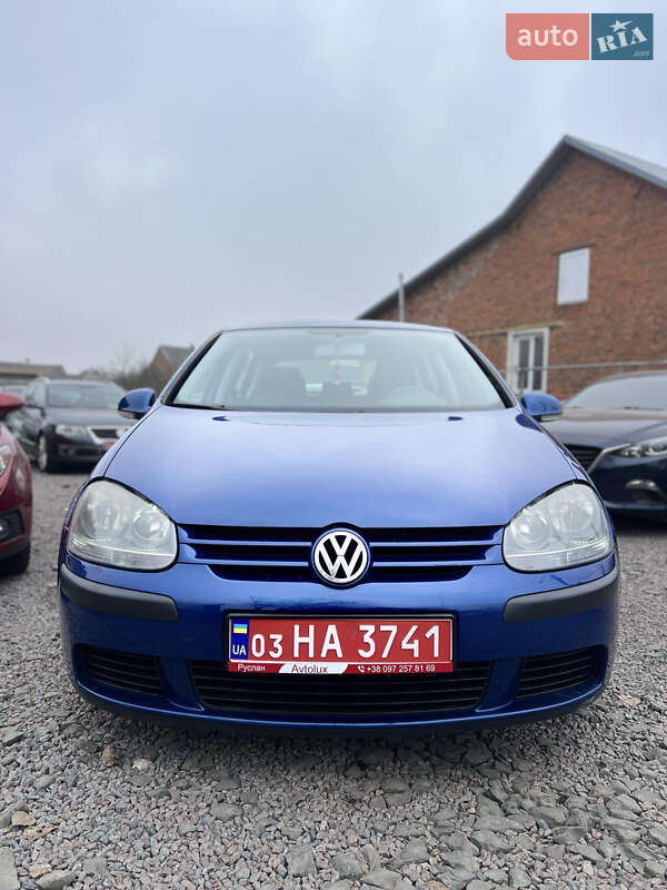 Хетчбек Volkswagen Golf 2003 в Городку