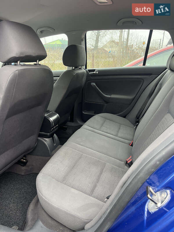 Хетчбек Volkswagen Golf 2003 в Городку