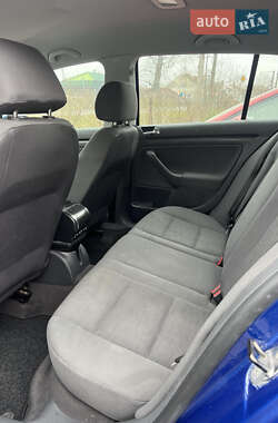 Хэтчбек Volkswagen Golf 2003 в 