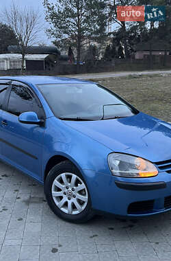 Хэтчбек Volkswagen Golf 2004 в Новояворовске