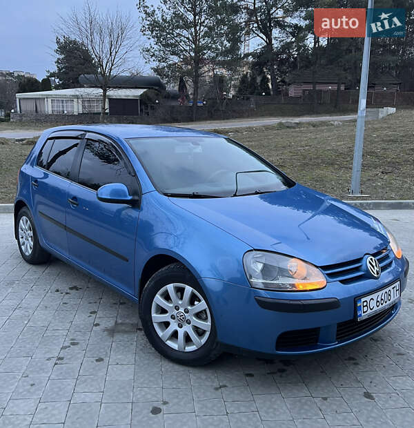 Хэтчбек Volkswagen Golf 2004 в Новояворовске