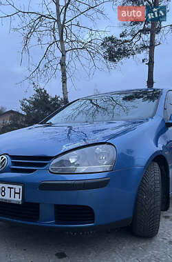 Хэтчбек Volkswagen Golf 2004 в Новояворовске