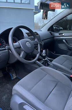 Хэтчбек Volkswagen Golf 2004 в Новояворовске