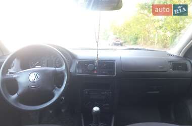 Хетчбек Volkswagen Golf 2001 в 