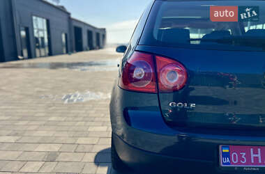 Хэтчбек Volkswagen Golf 2005 в 
