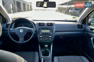 Хэтчбек Volkswagen Golf 2005 в 
