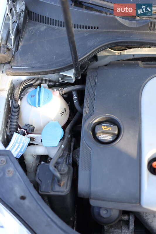 Хетчбек Volkswagen Golf 2004 в Хмельницькому