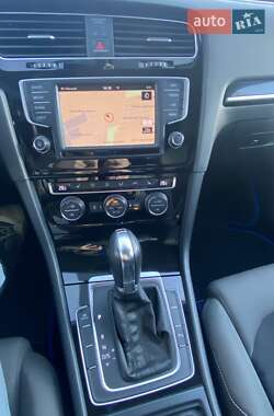 Хетчбек Volkswagen Golf 2013 в 