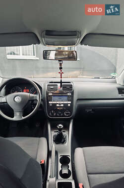 Хэтчбек Volkswagen Golf 2005 в 