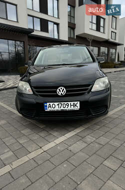 Хэтчбек Volkswagen Golf 2005 в Ужгороде