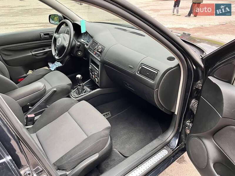 Хетчбек Volkswagen Golf 2001 в Львові