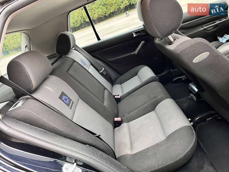 Хетчбек Volkswagen Golf 2001 в Львові