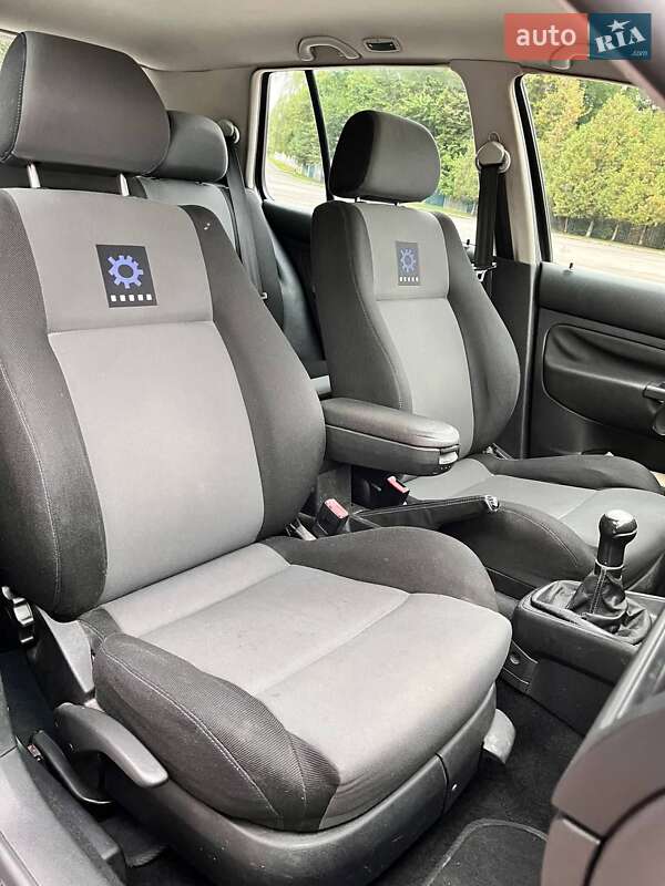 Хетчбек Volkswagen Golf 2001 в Львові