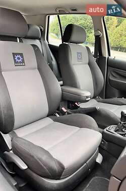 Хэтчбек Volkswagen Golf 2001 в 