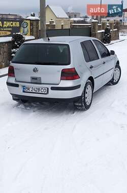 Хетчбек Volkswagen Golf 2001 в 