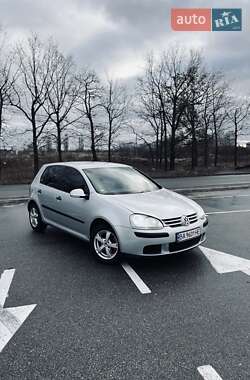 Хэтчбек Volkswagen Golf 2004 в Кропивницком