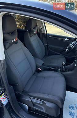Хэтчбек Volkswagen Golf 2010 в 