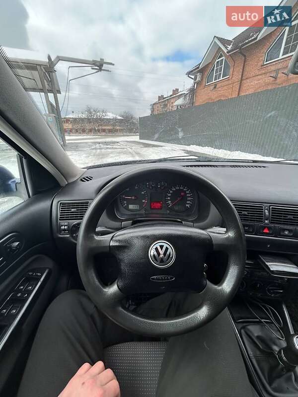 Хетчбек Volkswagen Golf 2002 в Сарнах