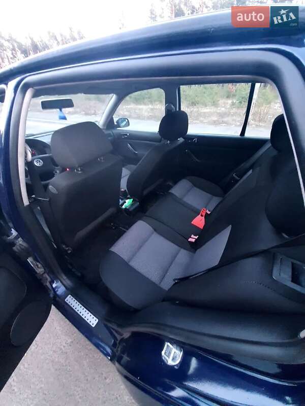 Хетчбек Volkswagen Golf 2002 в Сарнах