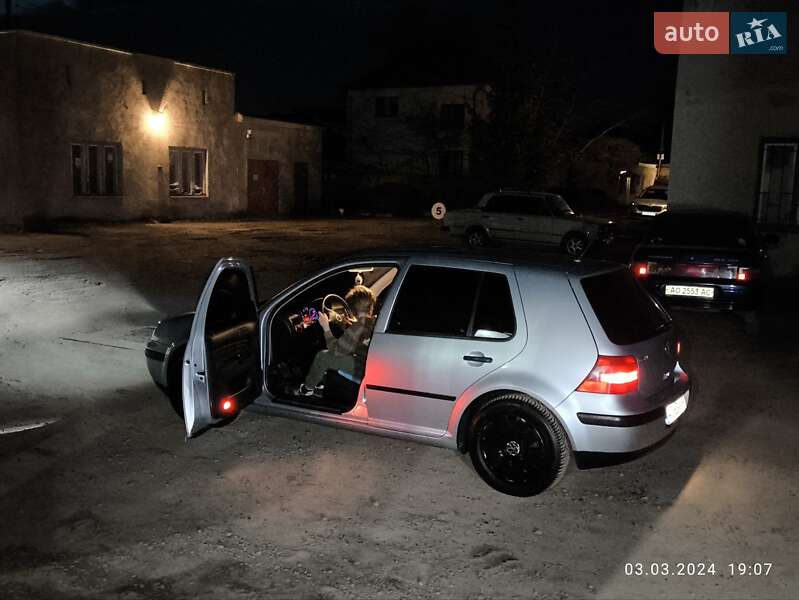 Хэтчбек Volkswagen Golf 2001 в Мукачево