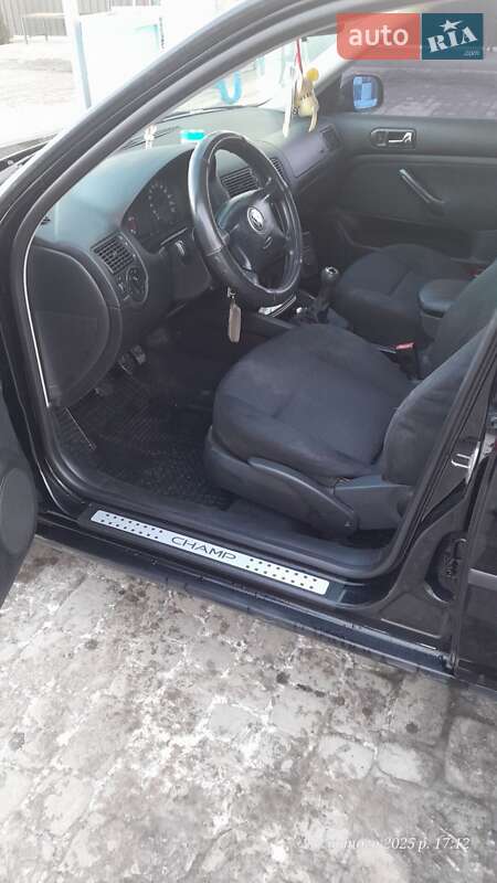 Хэтчбек Volkswagen Golf 2002 в Староконстантинове