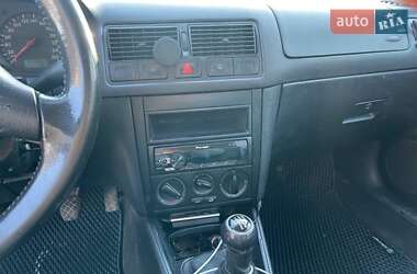 Хетчбек Volkswagen Golf 2002 в 