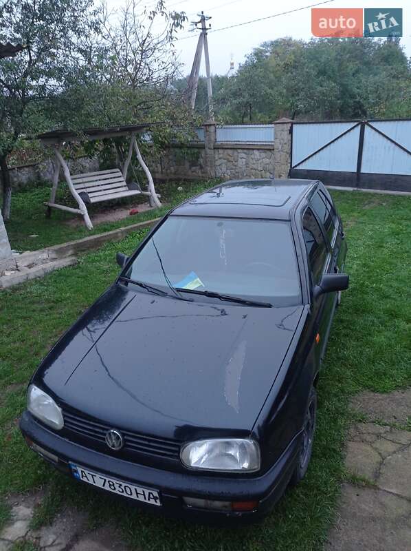 Хэтчбек Volkswagen Golf 1994 в  фото Хэтчбек Volkswagen Golf 1994 в