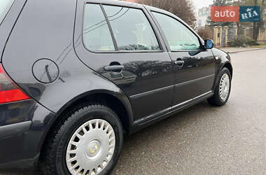 Хэтчбек Volkswagen Golf 2001 в 