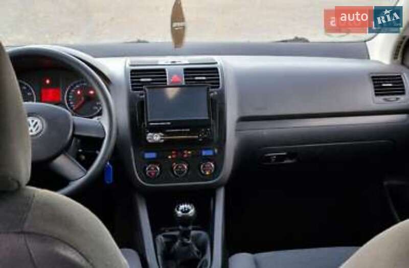 Хэтчбек Volkswagen Golf 2005 в Волочиске