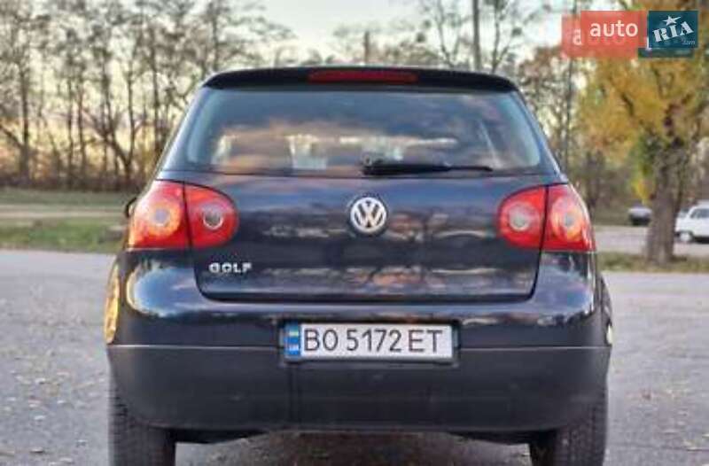 Хэтчбек Volkswagen Golf 2005 в Волочиске