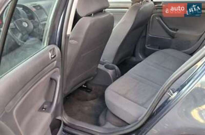 Хэтчбек Volkswagen Golf 2005 в Волочиске