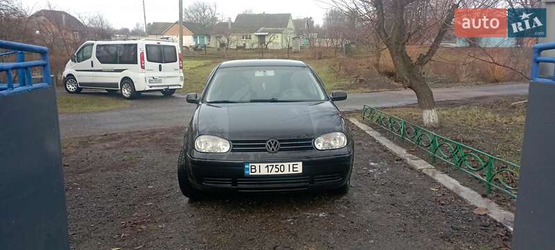 Хетчбек Volkswagen Golf 2002 в Лохвиці