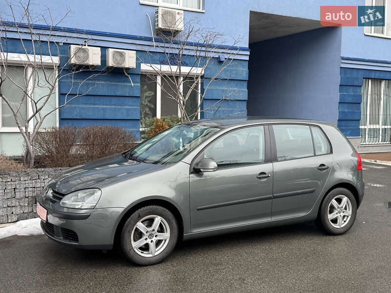 Хетчбек Volkswagen Golf 2004 в Києві