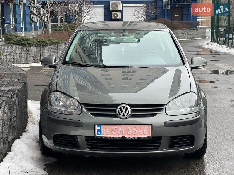 Хетчбек Volkswagen Golf 2004 в Києві