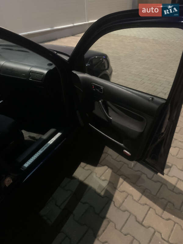 Хэтчбек Volkswagen Golf 2002 в Житомире