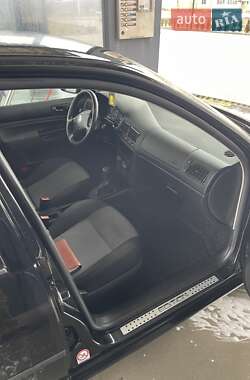 Хэтчбек Volkswagen Golf 2003 в 