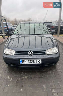 Хэтчбек Volkswagen Golf 2001 в Ровно