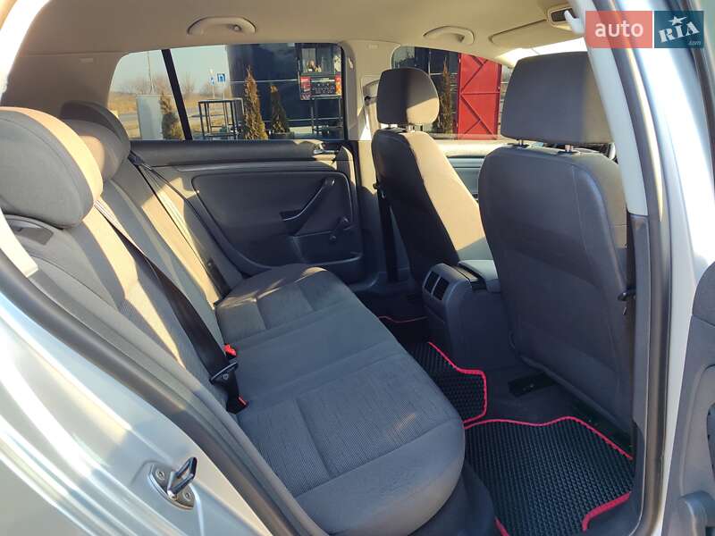 Хэтчбек Volkswagen Golf 2005 в Львове