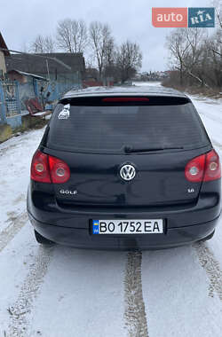 Хэтчбек Volkswagen Golf 2004 в 