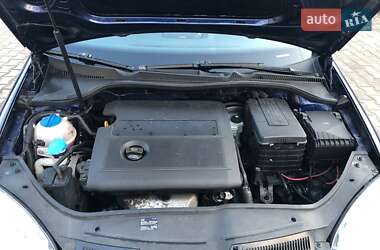 Хэтчбек Volkswagen Golf 2004 в 