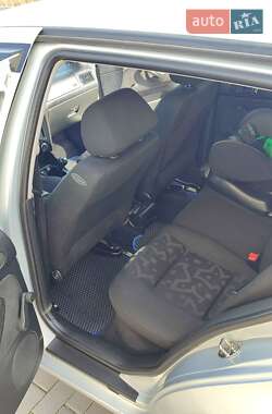 Хетчбек Volkswagen Golf 1999 в 