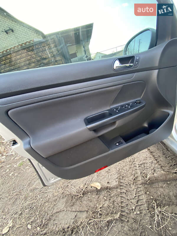 Хэтчбек Volkswagen Golf 2005 в Валках