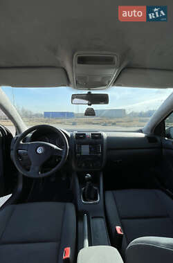 Хэтчбек Volkswagen Golf 2005 в 