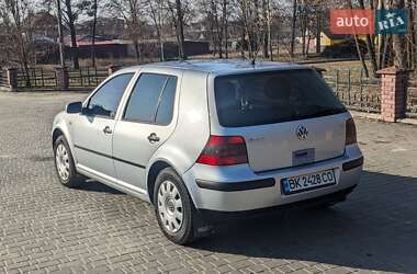 Хетчбек Volkswagen Golf 2001 в 