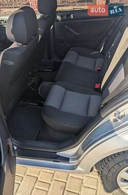 Хетчбек Volkswagen Golf 2001 в 
